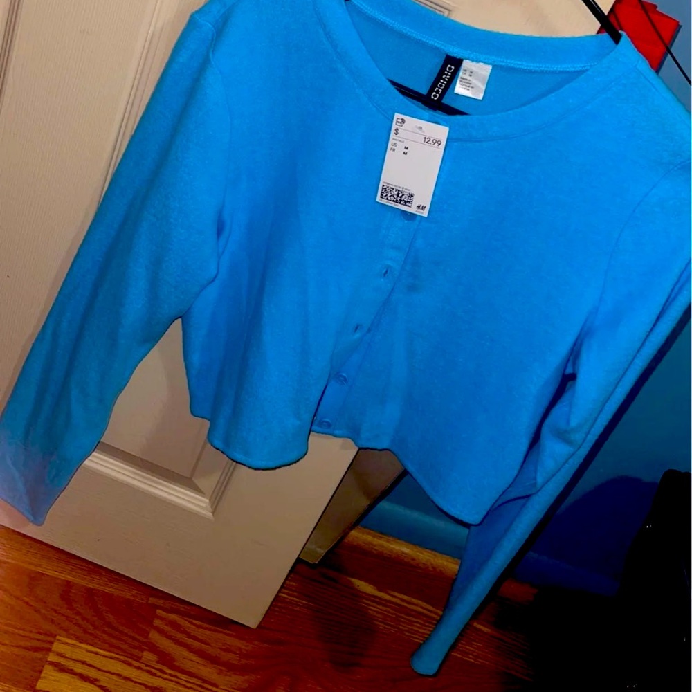 Womens cropped button up long sleeve shirt, sized medium never worn with tag